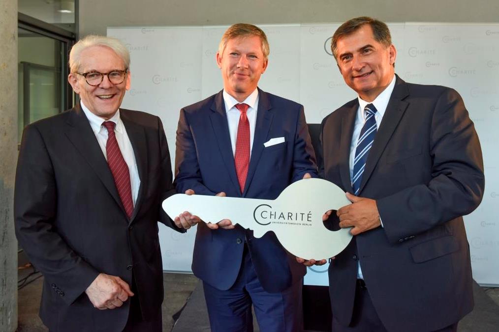 Eröffnung Zentrale Notaufnahme Charite mit Berliner Bürgermeister Michael Müllerund Sandra Scheres Feierliche Schlüsselübergabe: Prof. Einhäupl erhält von Olaf Demuth (Züblin) und Dr. Ernst Wastler (VAMED) den symbolischen Schlüssel (v. l. n. r.).