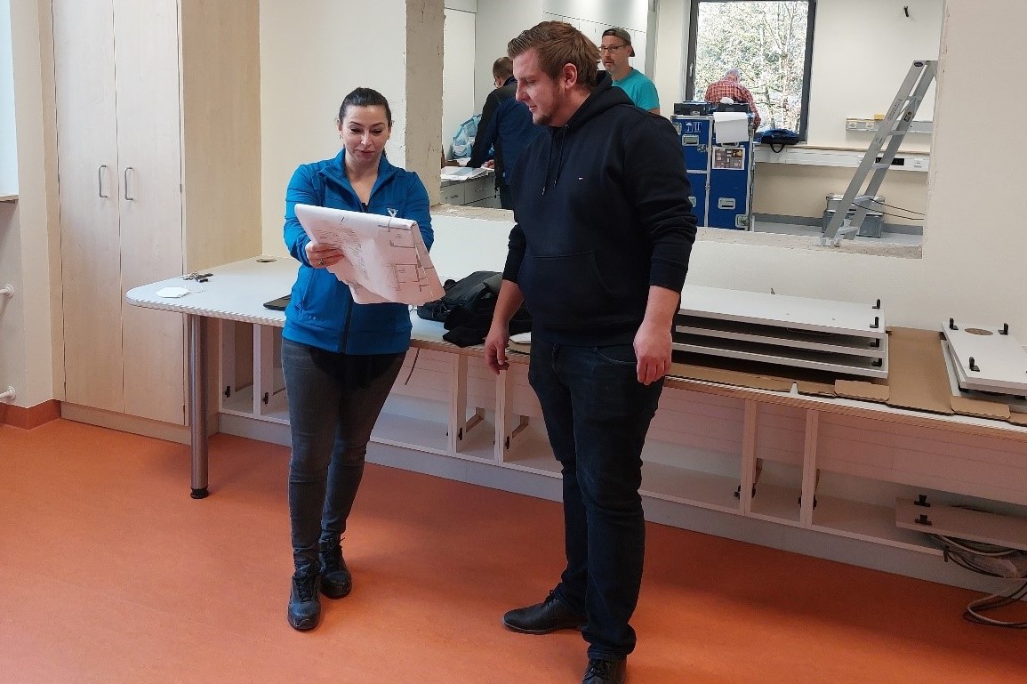 Tatjana Quirin im Gespräch mit ihrem Kollegen Sebastian Keim